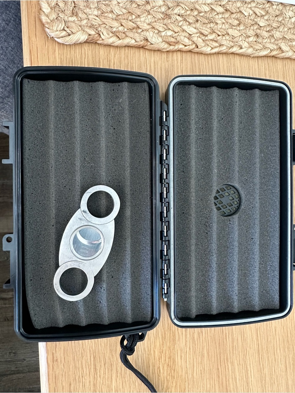 Xikar Black Hard Cigar Case with cigar cutter - Picture 2 of 4
